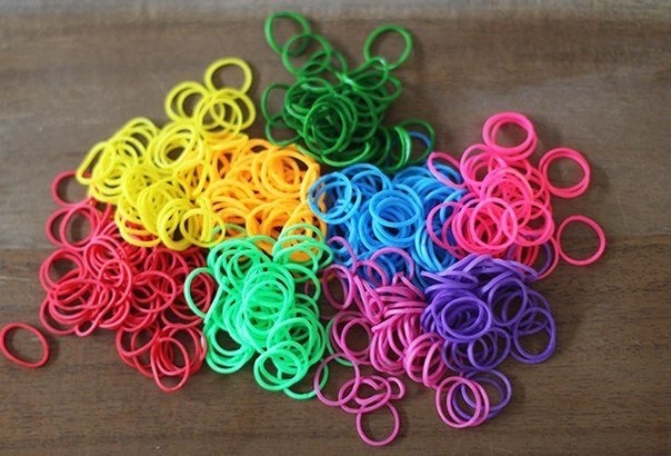 Радужный браслет из резиночек
