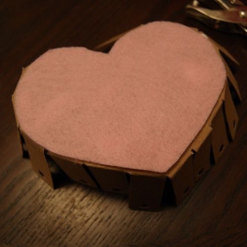 Плетем корзинку в форме сердца.
