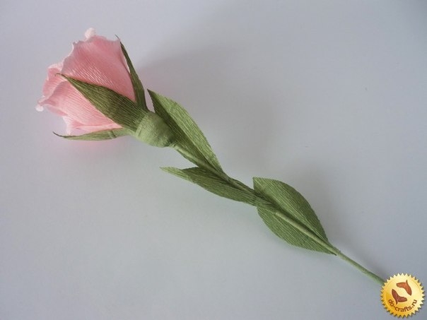 Роза из гофрированной бумаги своими руками