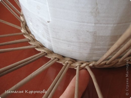 Плетение из газет. Корзинки для лука или рукоделия. Мастер-класс.