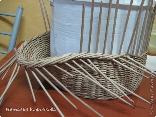 Плетение из газет. Корзинки для лука или рукоделия. Мастер-класс.