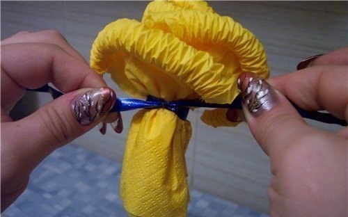 Роза из салфеток для украшения стола.