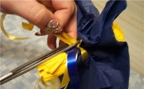 Роза из салфеток для украшения стола.