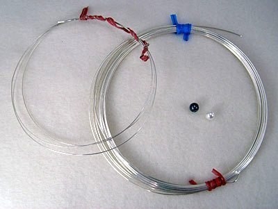 Кольцо из жемчуга и проволоки.