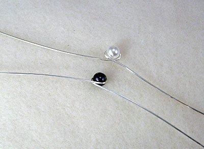 Кольцо из жемчуга и проволоки.