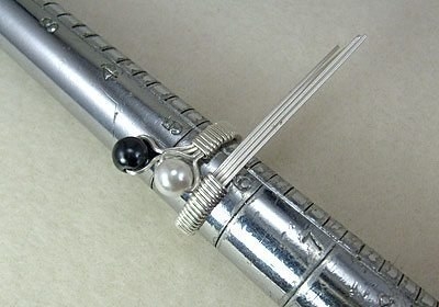 Кольцо из жемчуга и проволоки.