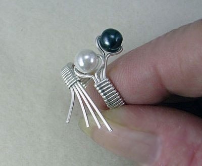 Кольцо из жемчуга и проволоки.