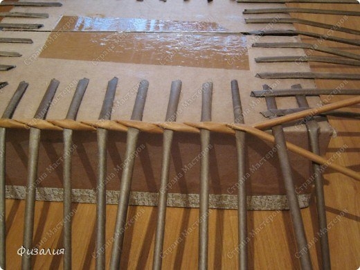 Шкатулка. Плетем из газет Шкатулка. Плетем из газет