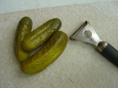 Розочка из соленого или маринованного огурчика