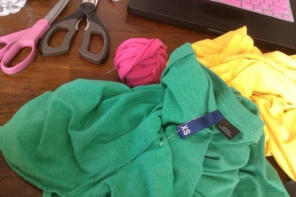 Потрясающий коврик из футболок своими руками Потрясающий коврик из футболок своими руками