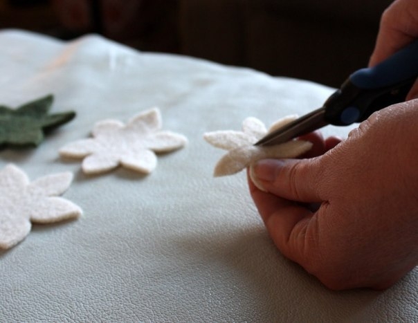 Красивая брошь из фетра