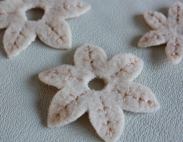 Красивая брошь из фетра