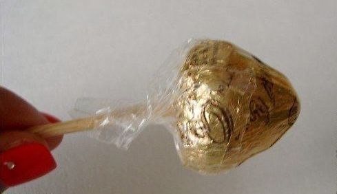 Несложный букет из конфет