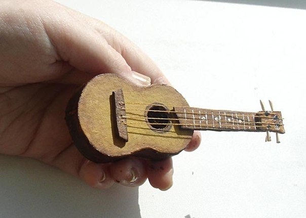 Миниатюрная гитара