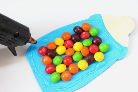 Открытка для малыша с конфетами