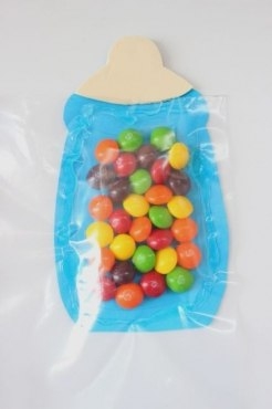 Открытка для малыша с конфетами