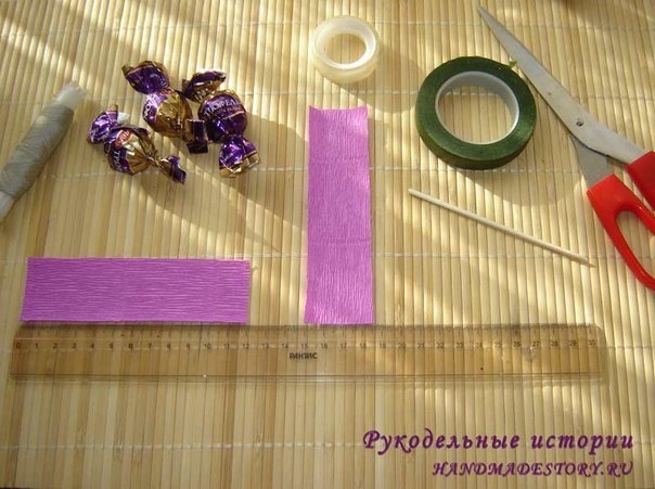 Крокусы из конфет и гофрированной бумаги