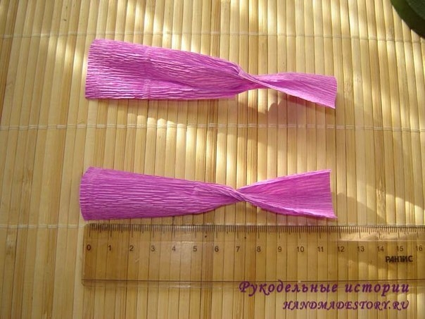 Крокусы из конфет и гофрированной бумаги