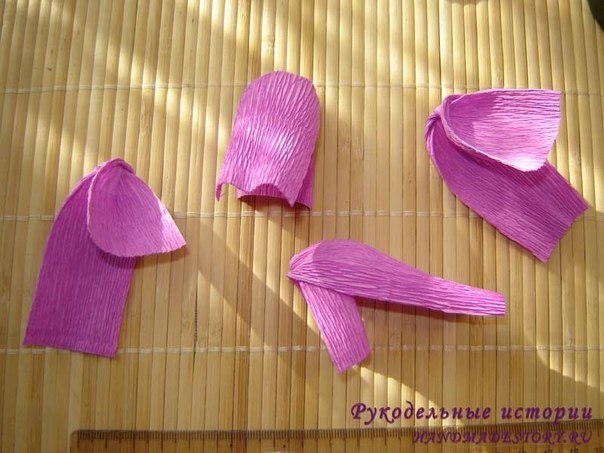 Крокусы из конфет и гофрированной бумаги