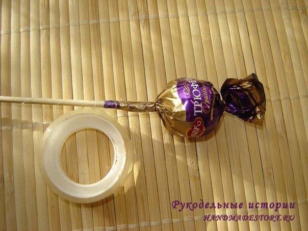 Крокусы из конфет и гофрированной бумаги