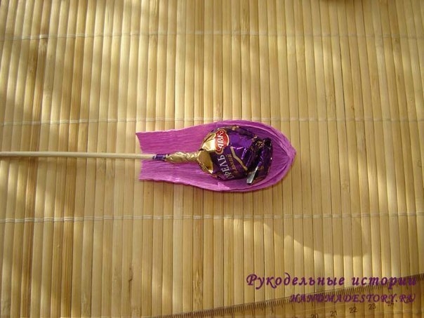 Крокусы из конфет и гофрированной бумаги
