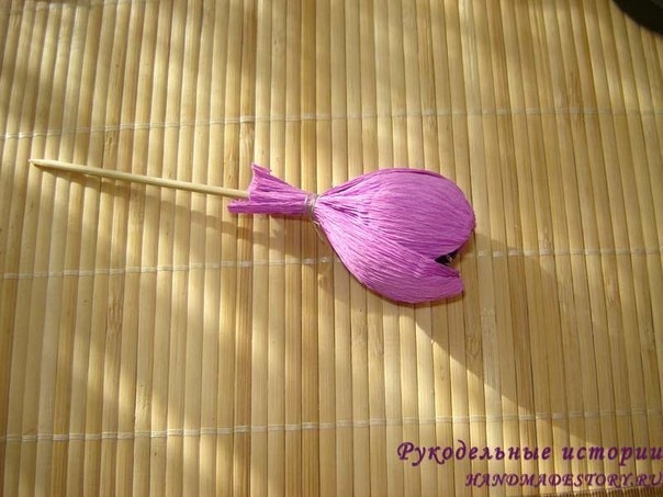 Крокусы из конфет и гофрированной бумаги