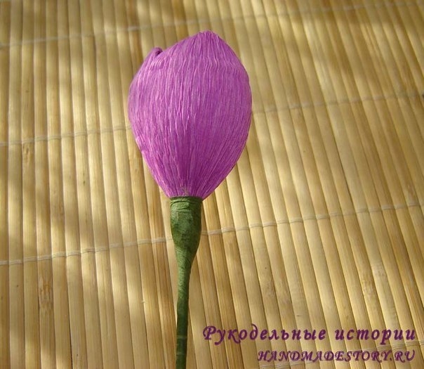 Крокусы из конфет и гофрированной бумаги