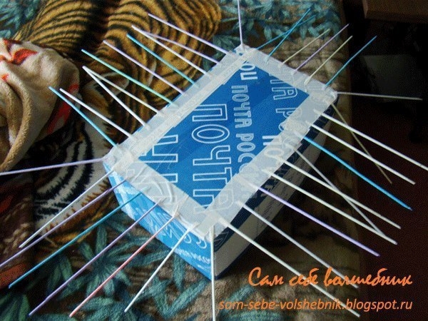 Плетем стильный сундучок из газетных трубочек