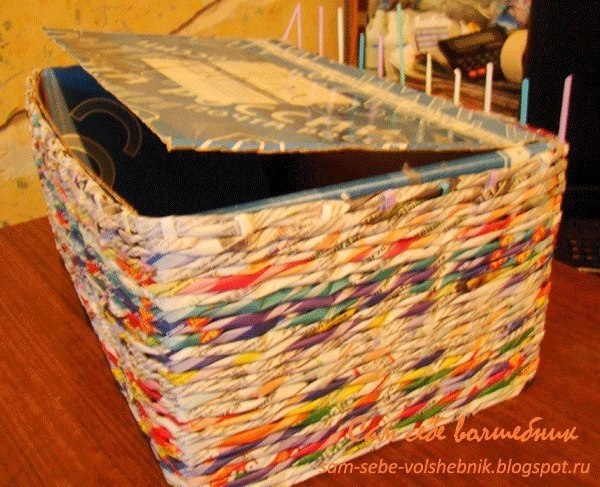 Плетем стильный сундучок из газетных трубочек