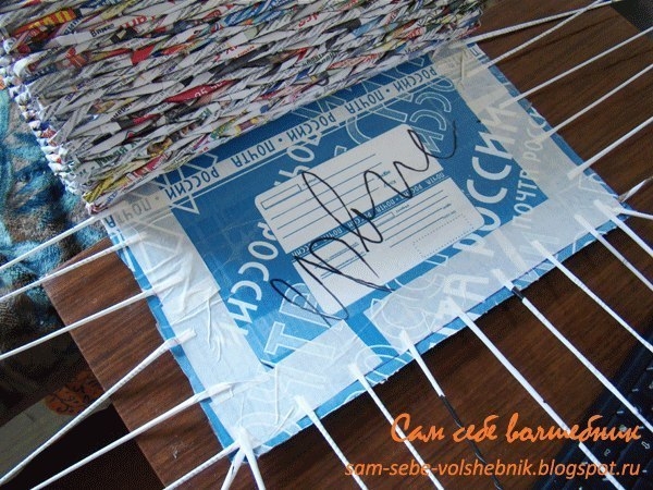 Плетем стильный сундучок из газетных трубочек