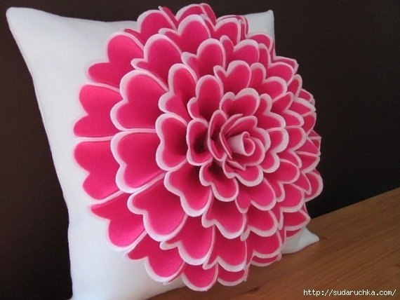 Декоративная подушка с фетровым цветком. Идеи декора.