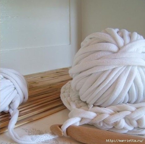 Вяжем корзинку из трикотажных полосок. Мастер-класс