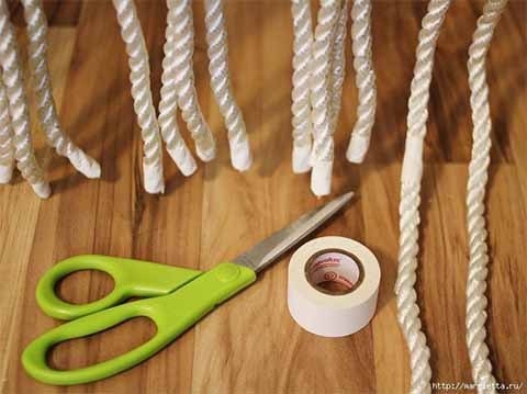 Интересная идея занавески из веревки, выполненной в технике макраме.
