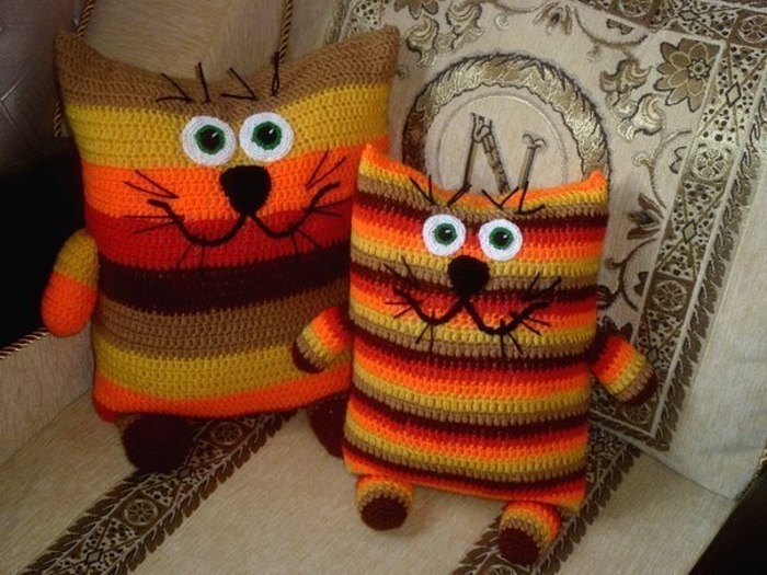 Забавные подушечки-коты крючком