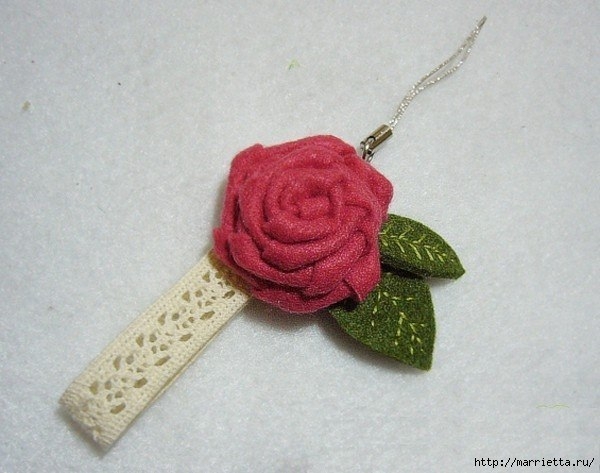 Крученые розочки из фетра