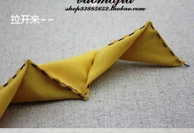 Роза из ленты или полоски ткани.