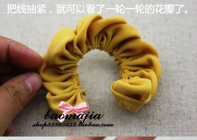 Роза из ленты или полоски ткани.