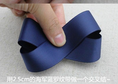 Роза из ленты или полоски ткани.