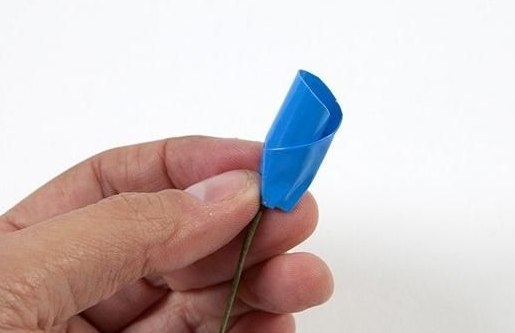 Цветы из строительной ленты.