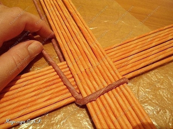 Плетем поднос из бумажных трубочек