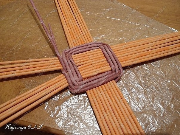 Плетем поднос из бумажных трубочек