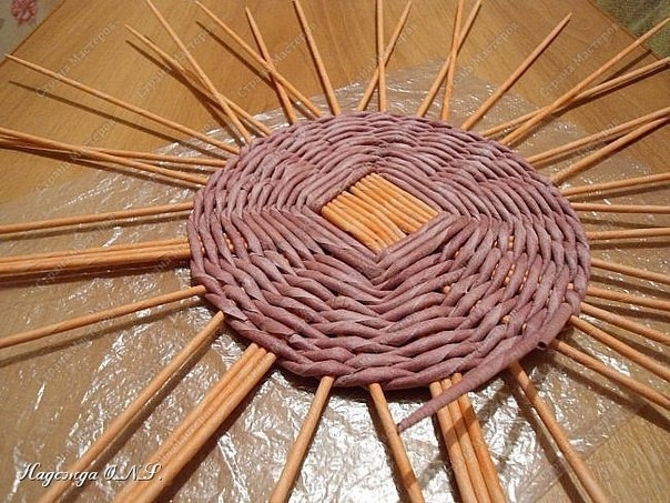 Плетем поднос из бумажных трубочек