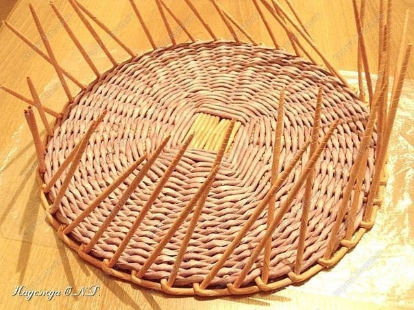 Плетем поднос из бумажных трубочек