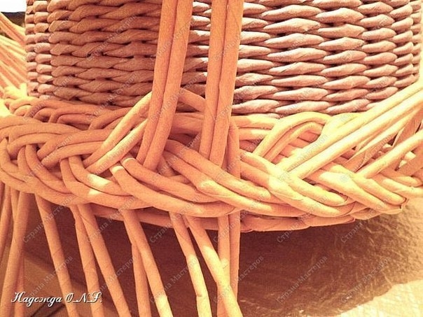 Плетем поднос из бумажных трубочек