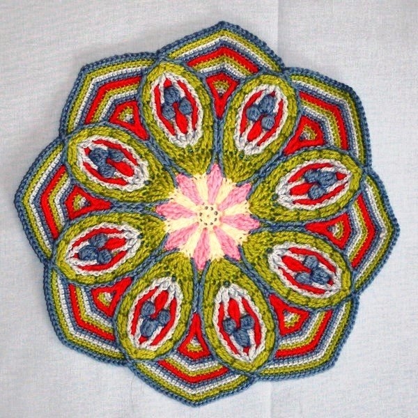 Необычные мотивы крючком с наложенным слоем