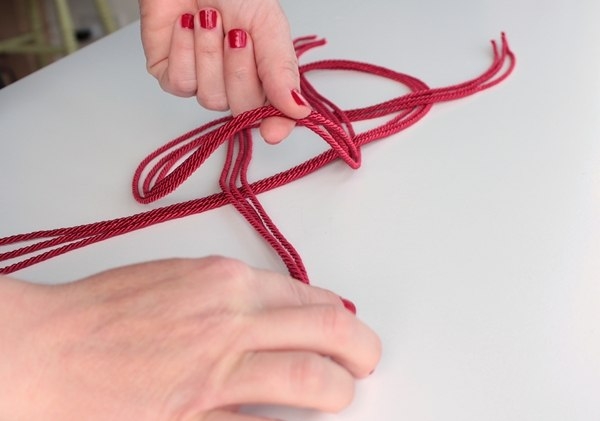 Ожерелье из шнура