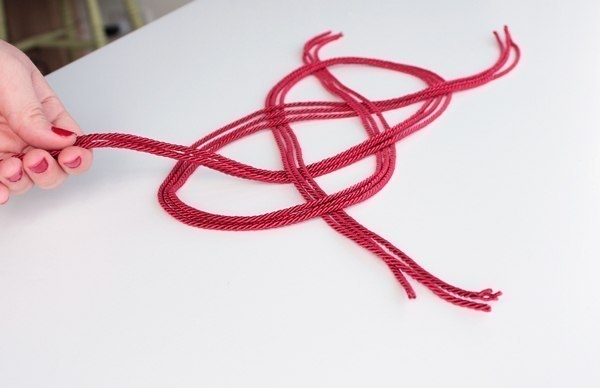 Ожерелье из шнура