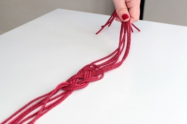 Ожерелье из шнура