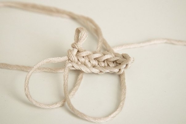 Как связать крючком круглый прочный шнур