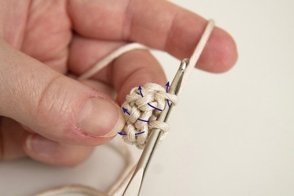 Как связать крючком круглый прочный шнур